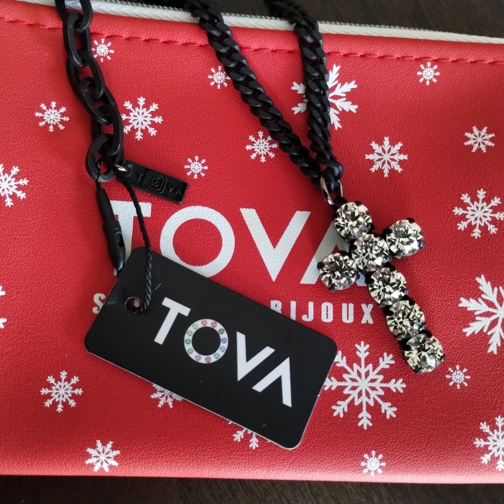TOVA CROSS NECKLACE IN SMUTT